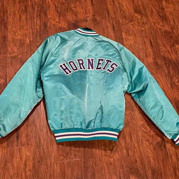 Nice Vintage Chalk Line Charlotte Hornets Size XL Starter Style Spellout Rare